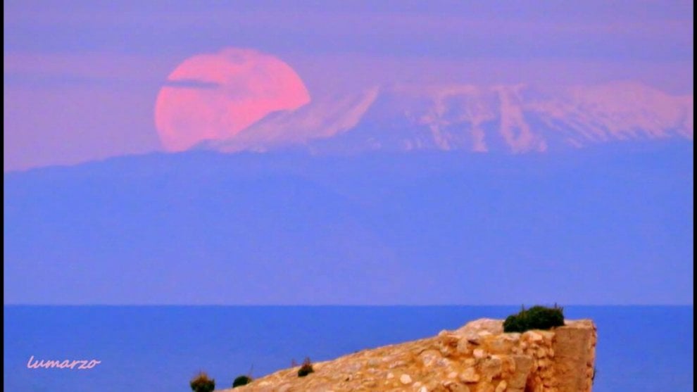 Salento, spunta la luna dai monti dell'Albania