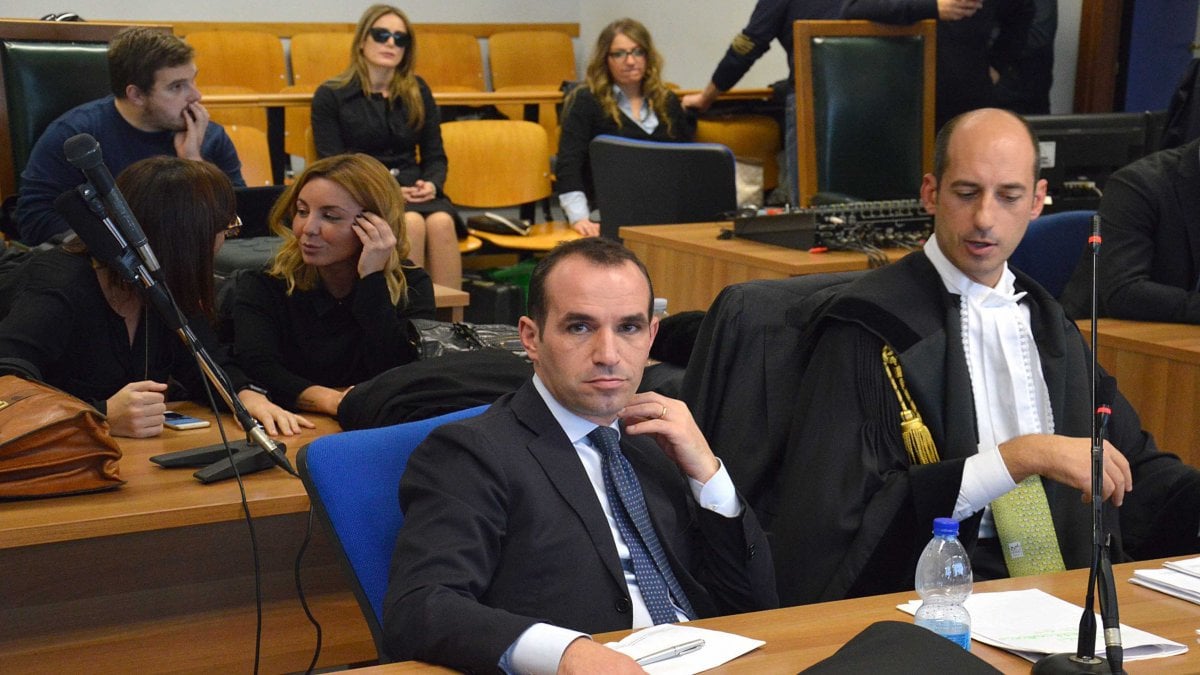 Escort A Bari Chiesto Il Processo Per Berlusconi E Lavitola Soldi A 
