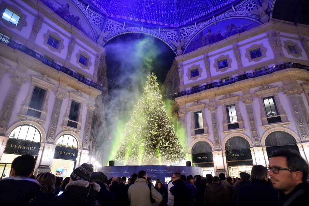 Milano Acceso In Galleria L albero Con 10mila Swarovski 1 Di 1 