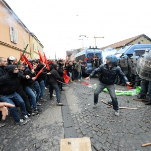 Scontri, cariche e feriti nel corteo contro lo Sblocca Italia