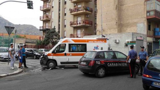 Ambulanza contro auto, sei feriti in via XXVII Maggio