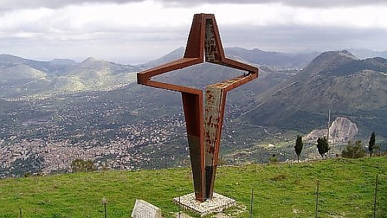 La Croce In Memoria Delle Vittime Del Disastro Aereo Di Montagna Longa 