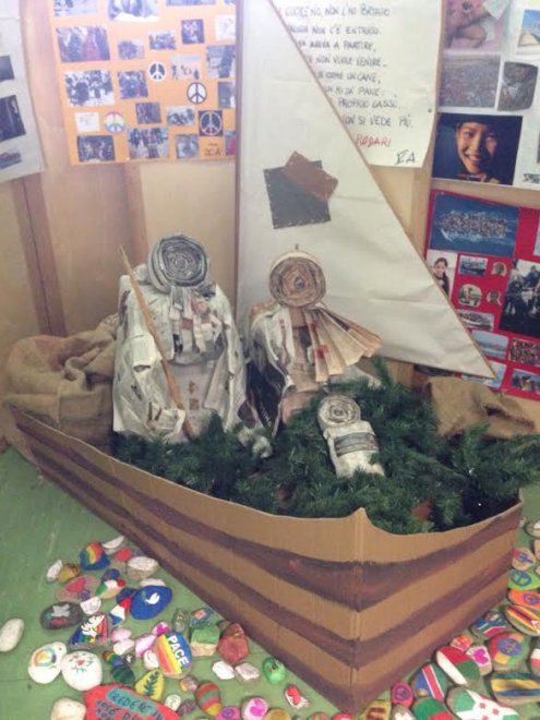 Maria, Giuseppe e il bambinello sul barcone dei migranti: il presepe allestito in una scuola di Roma