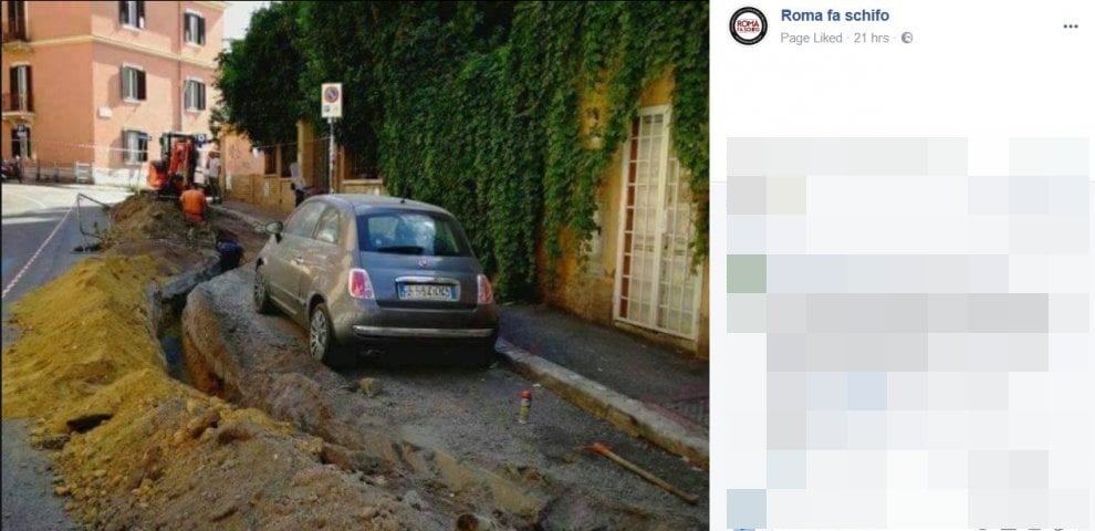 Roma, l'auto ? sul percorso dei lavori stradali: lo scavo le gira intorno