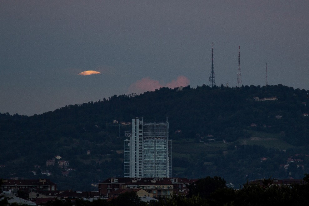 La Superluna Si Alza Sopra Il Grattacielo 1 Di 9 Torino Repubblica it