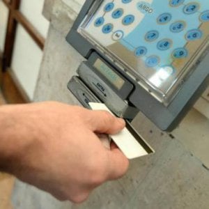 Villanova d'Asti, il vigile furbetto del cartellino timbrava pure per coprire il suo capo