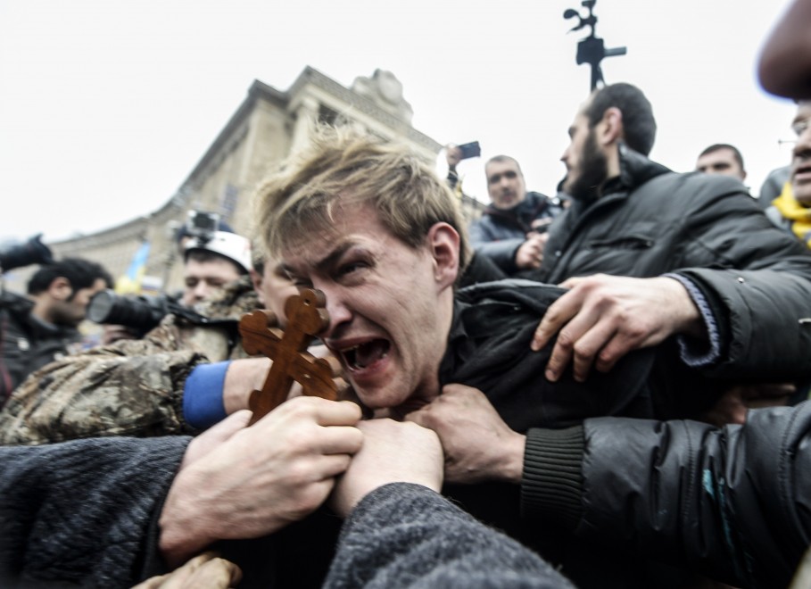 Ucraina, umiliato in piazza: non era un cecchino