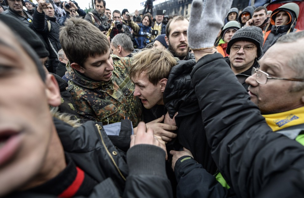 Ucraina, umiliato in piazza: non era un cecchino