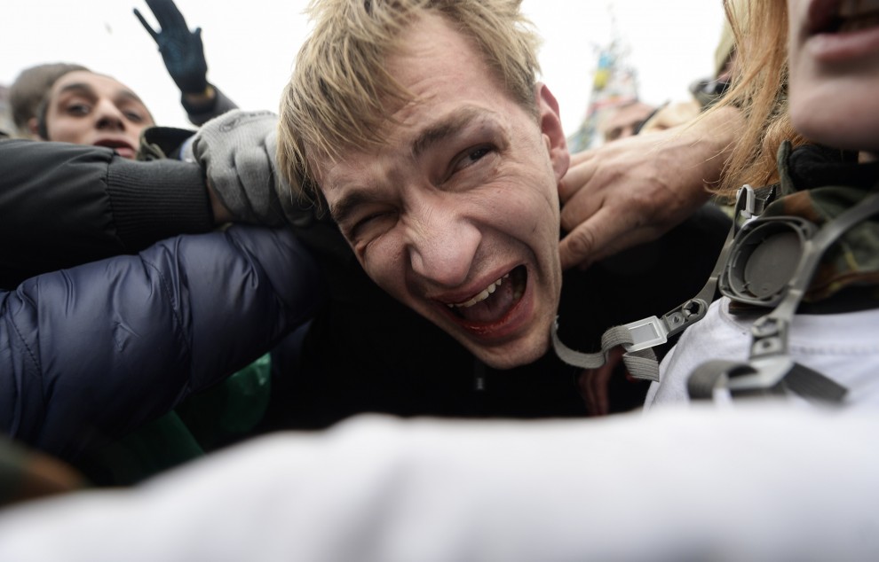 Ucraina, umiliato in piazza: non era un cecchino