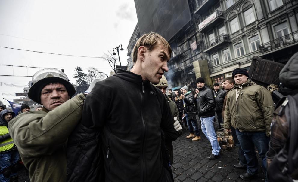 Ucraina, umiliato in piazza: non era un cecchino