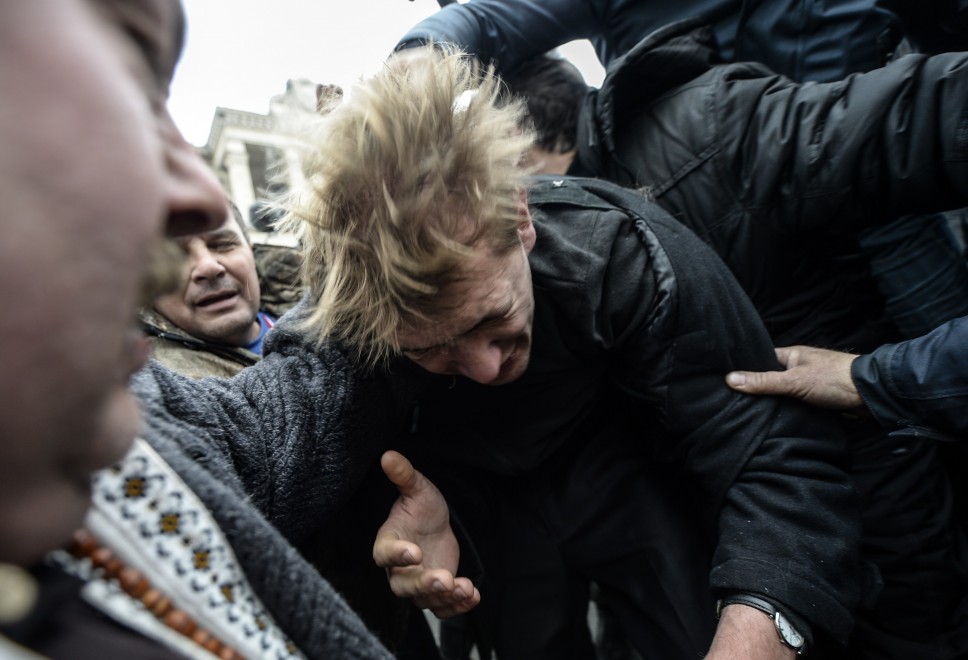 Ucraina, umiliato in piazza: non era un cecchino