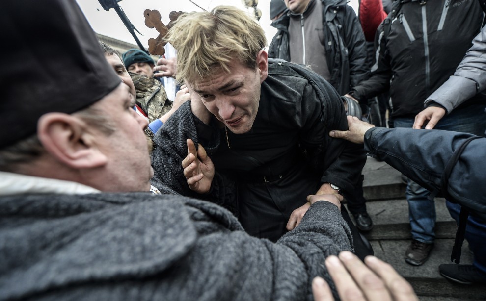 Ucraina, umiliato in piazza: non era un cecchino