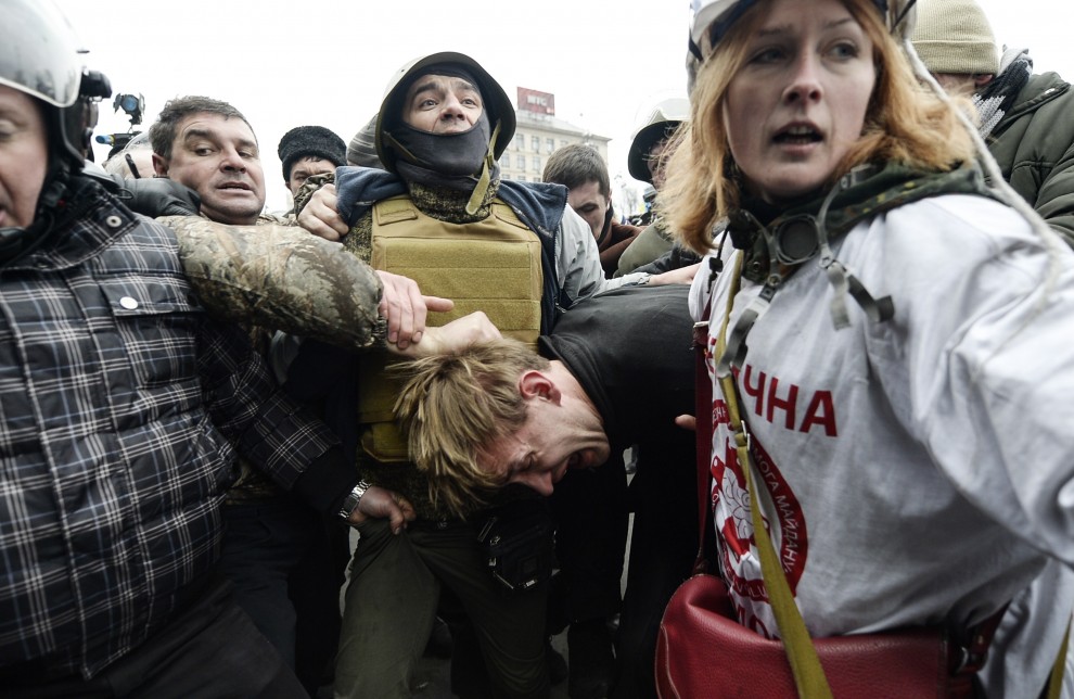 Ucraina, umiliato in piazza: non era un cecchino