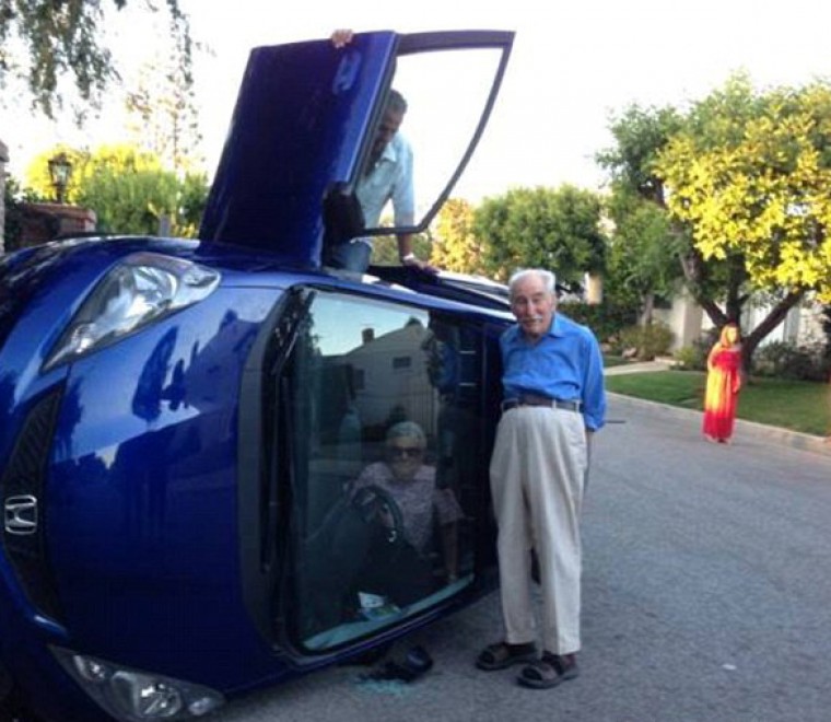 LA, l'auto si ribalta e la coppietta ottantenne posa per la foto