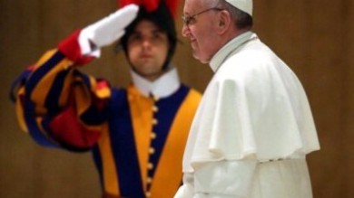 Argentina, Papa Francesco scherza con le guardie svizzere: "Sarà guerra!"