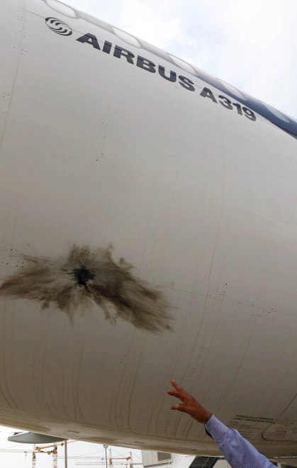 Libia, razzi sull'aeroporto di Tripoli: colpiti torre e aerei in pista