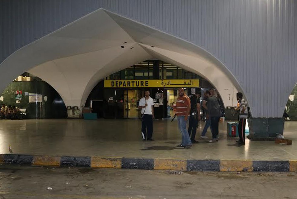 Libia, razzi sull'aeroporto di Tripoli: colpiti torre e aerei in pista