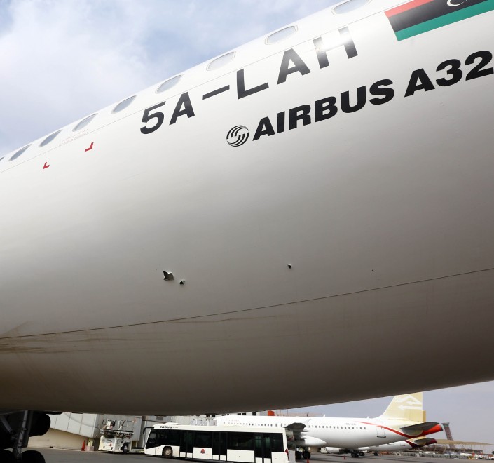 Libia, razzi sull'aeroporto di Tripoli: colpiti torre e aerei in pista