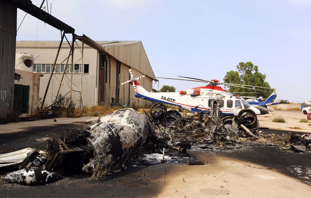 Libia, razzi sull'aeroporto di Tripoli: colpiti torre e aerei in pista