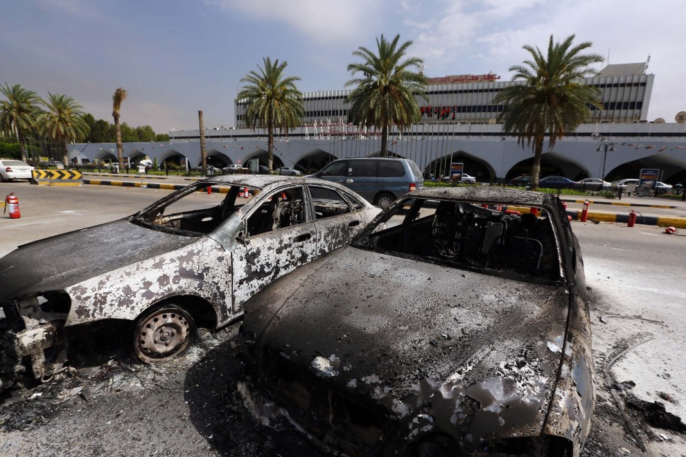 Libia, razzi sull'aeroporto di Tripoli: colpiti torre e aerei in pista