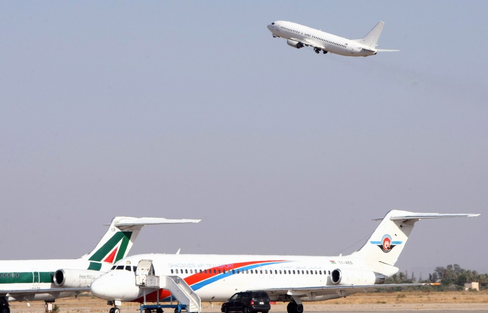 Libia, razzi sull'aeroporto di Tripoli: colpiti torre e aerei in pista