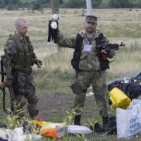 MH17, l'Ucraina: " Filorussi distruggono prove". Polemica su scatole nere. Kerry: "Non...