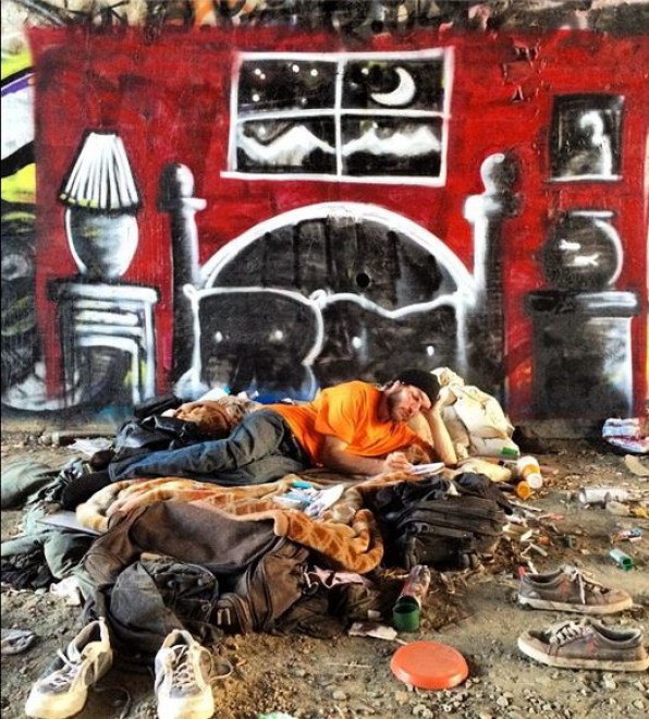 Un muro per dipingere i sogni: la street art dalla parte dei clochard