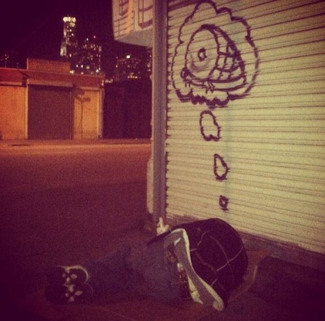 Un muro per dipingere i sogni: la street art dalla parte dei clochard