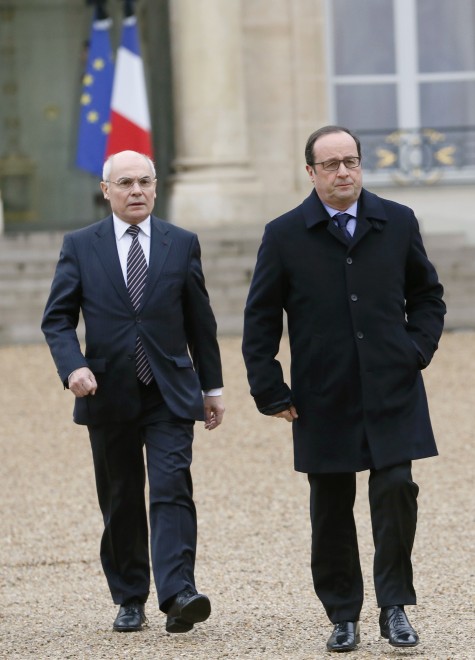 Francia, Hollande scortato a piedi da agenti armati