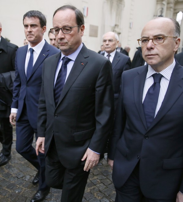 Francia, Hollande scortato a piedi da agenti armati