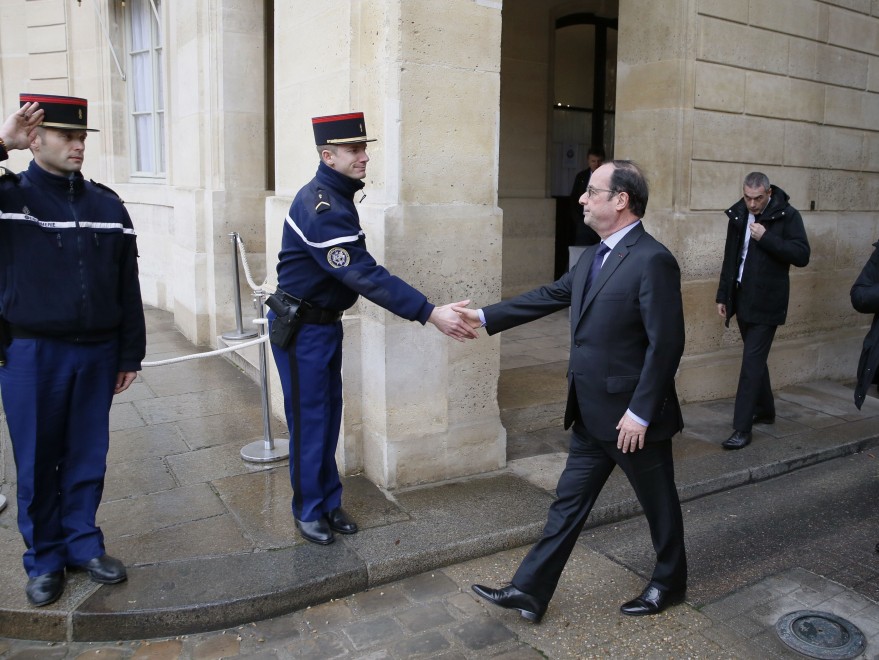Francia, Hollande scortato a piedi da agenti armati