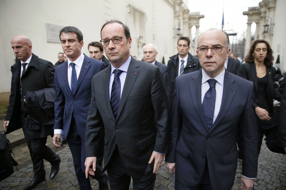 Francia, Hollande scortato a piedi da agenti armati