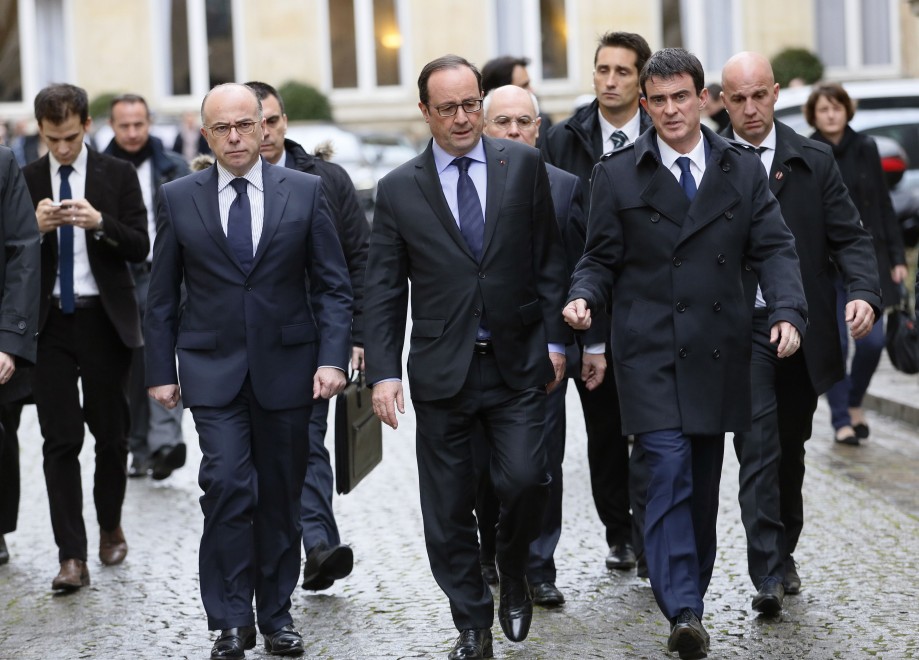 Francia, Hollande scortato a piedi da agenti armati