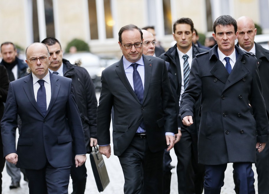 Francia, Hollande scortato a piedi da agenti armati