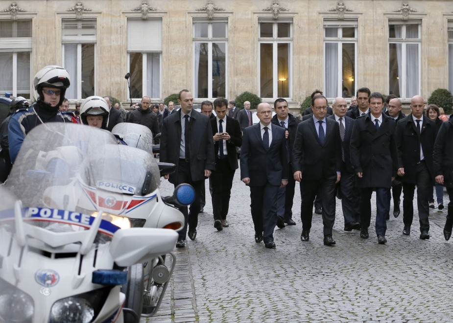 Francia, Hollande scortato a piedi da agenti armati
