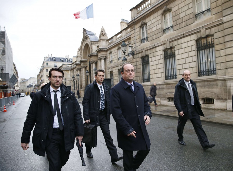 Francia, Hollande scortato a piedi da agenti armati