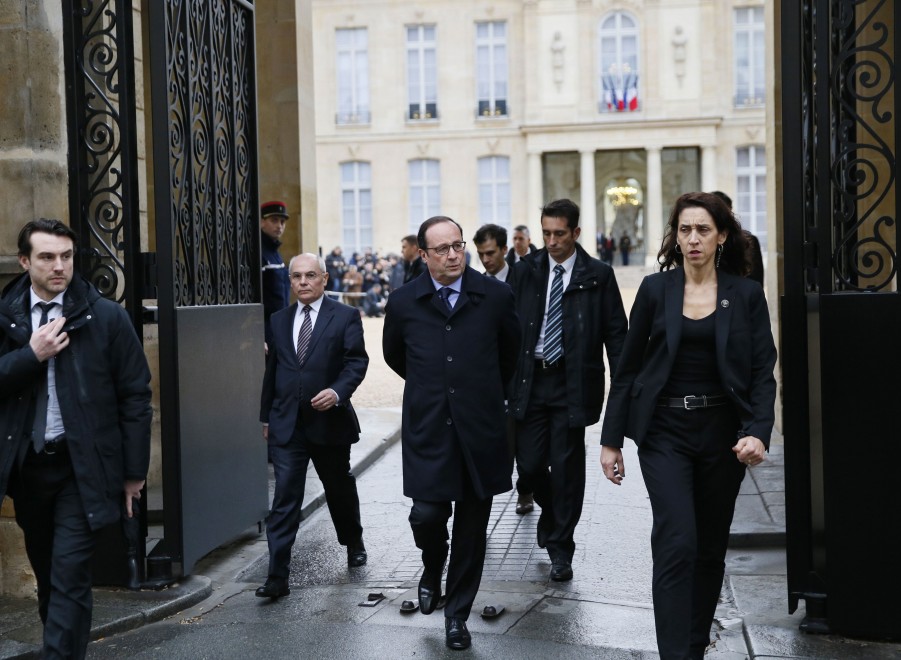 Francia, Hollande scortato a piedi da agenti armati