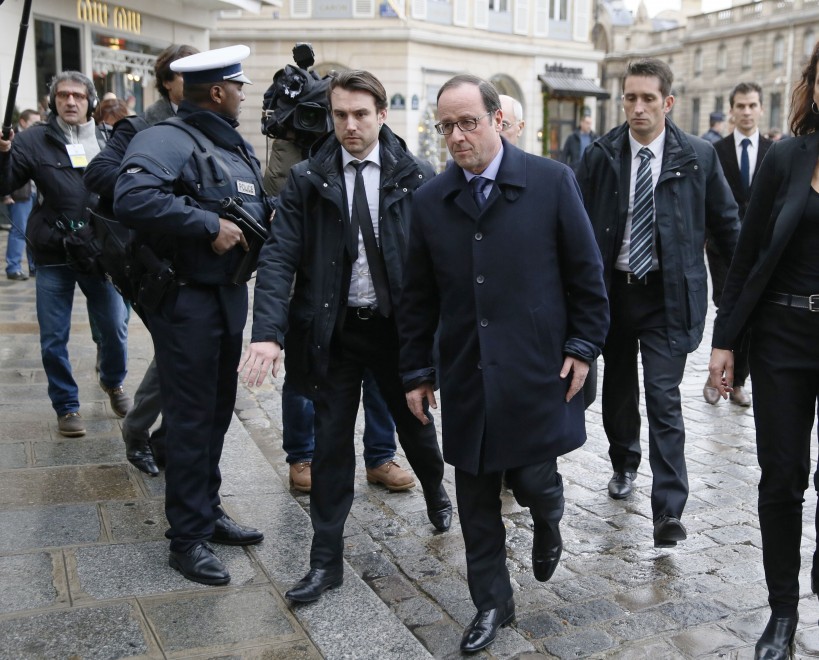 Francia, Hollande scortato a piedi da agenti armati