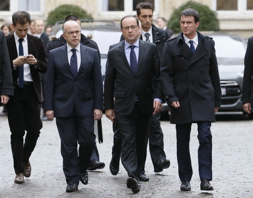 Francia, Hollande scortato a piedi da agenti armati