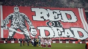 Standard vs Anderlecht: gioca l'ex striscione ultr� con taglio testa