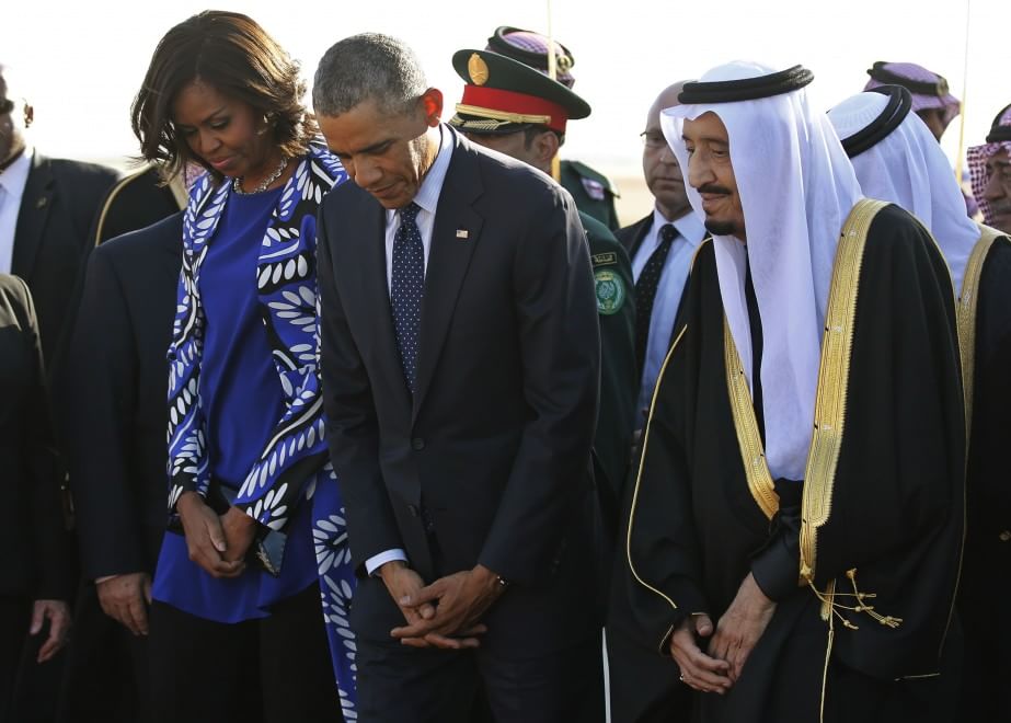 Arabia Saudita, Michelle Obama senza velo: oscurata