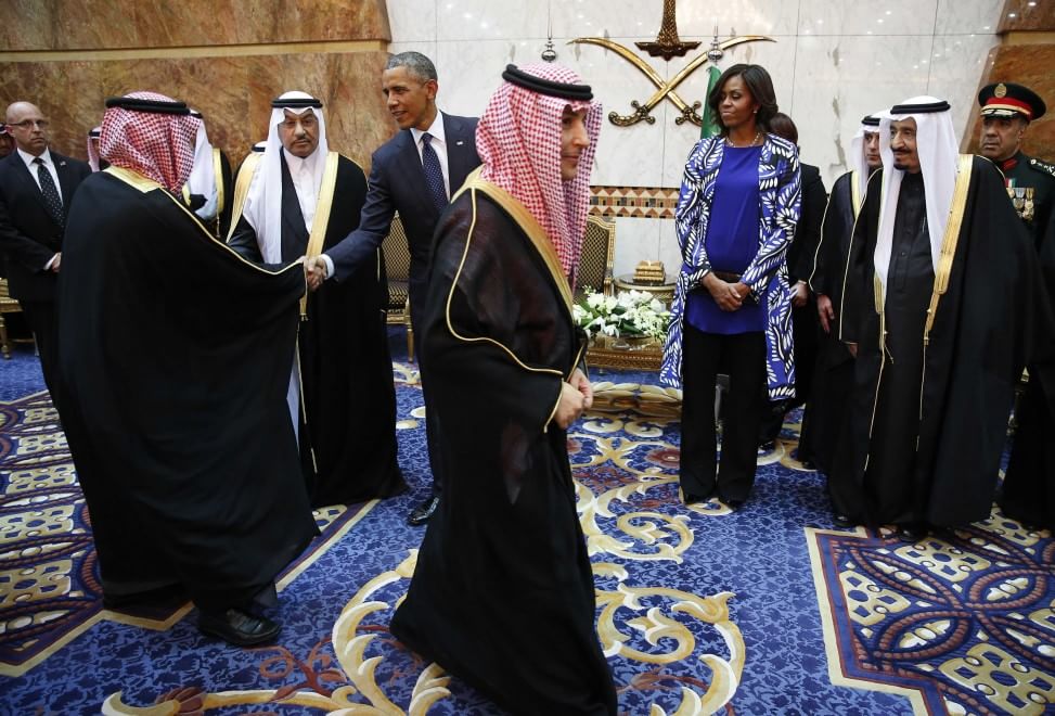 Arabia Saudita, Michelle Obama senza velo: oscurata