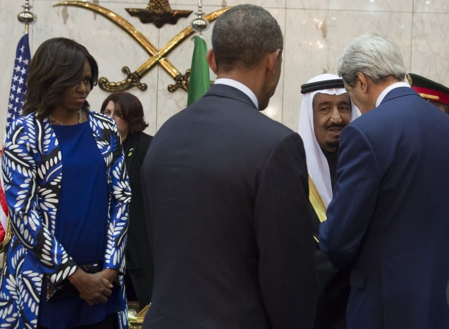 Arabia Saudita, Michelle Obama senza velo: oscurata
