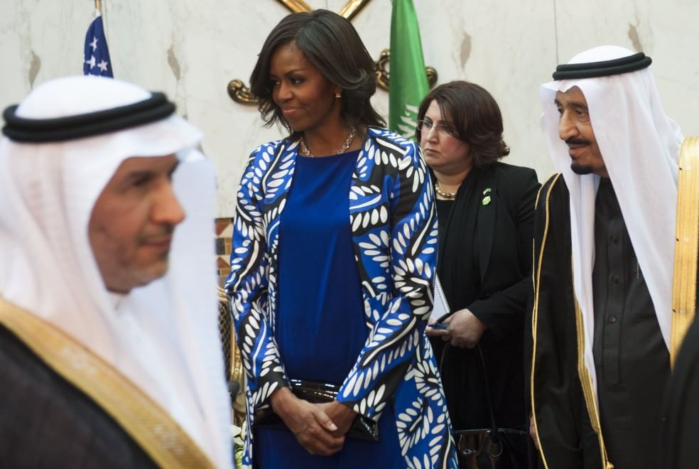 Arabia Saudita, Michelle Obama senza velo: oscurata