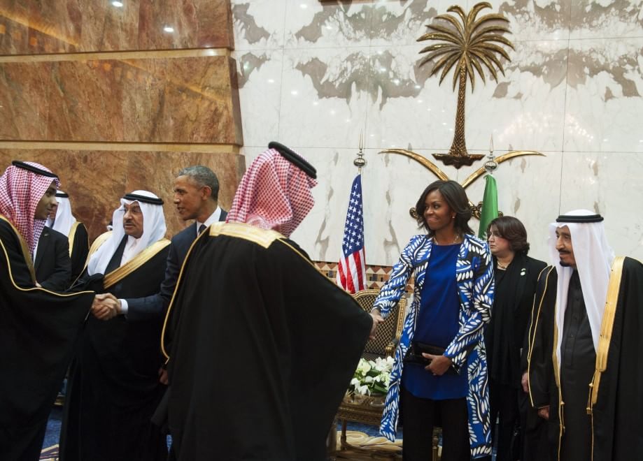 Arabia Saudita, Michelle Obama senza velo: oscurata