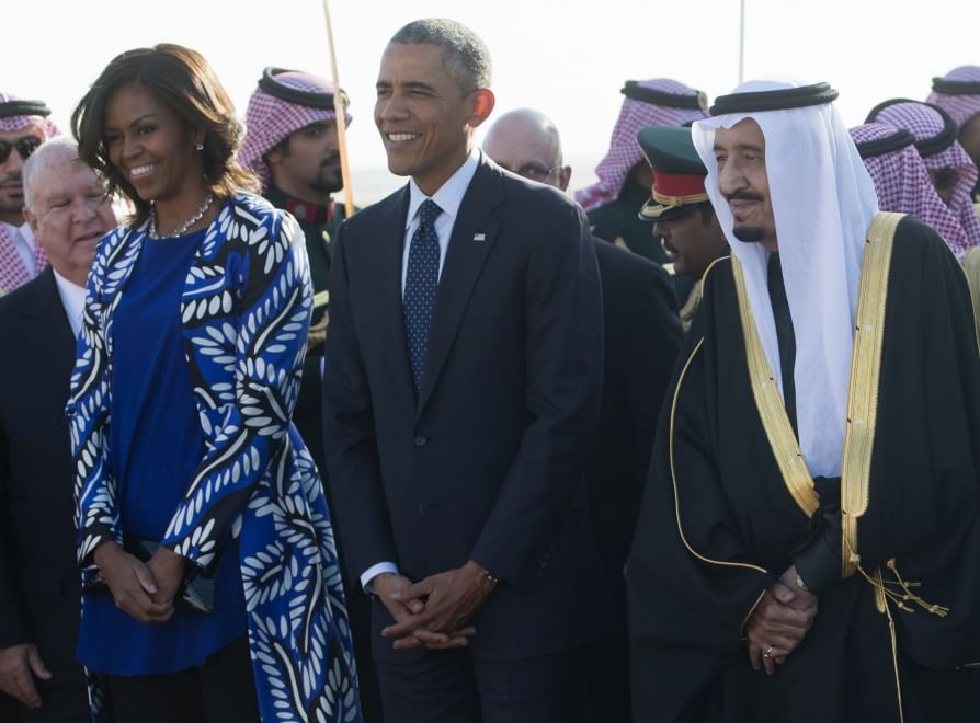 Arabia Saudita, Michelle Obama senza velo: oscurata