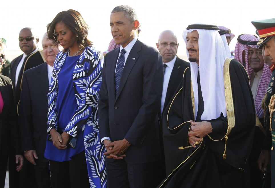Arabia Saudita, Michelle Obama senza velo: oscurata