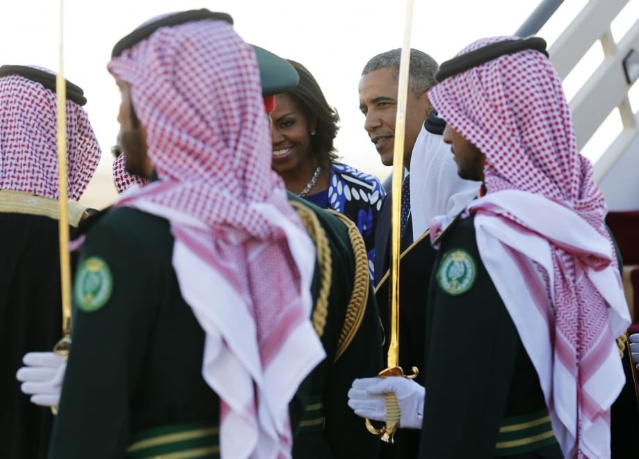 Arabia Saudita, Michelle Obama senza velo: oscurata