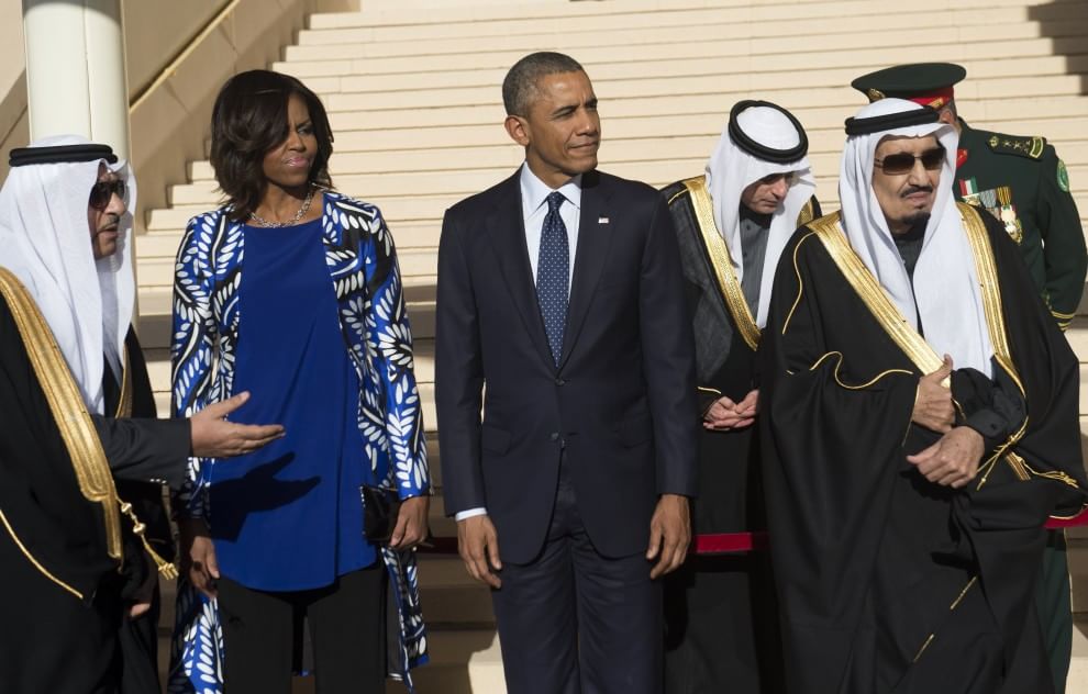 Arabia Saudita, Michelle Obama senza velo: oscurata
