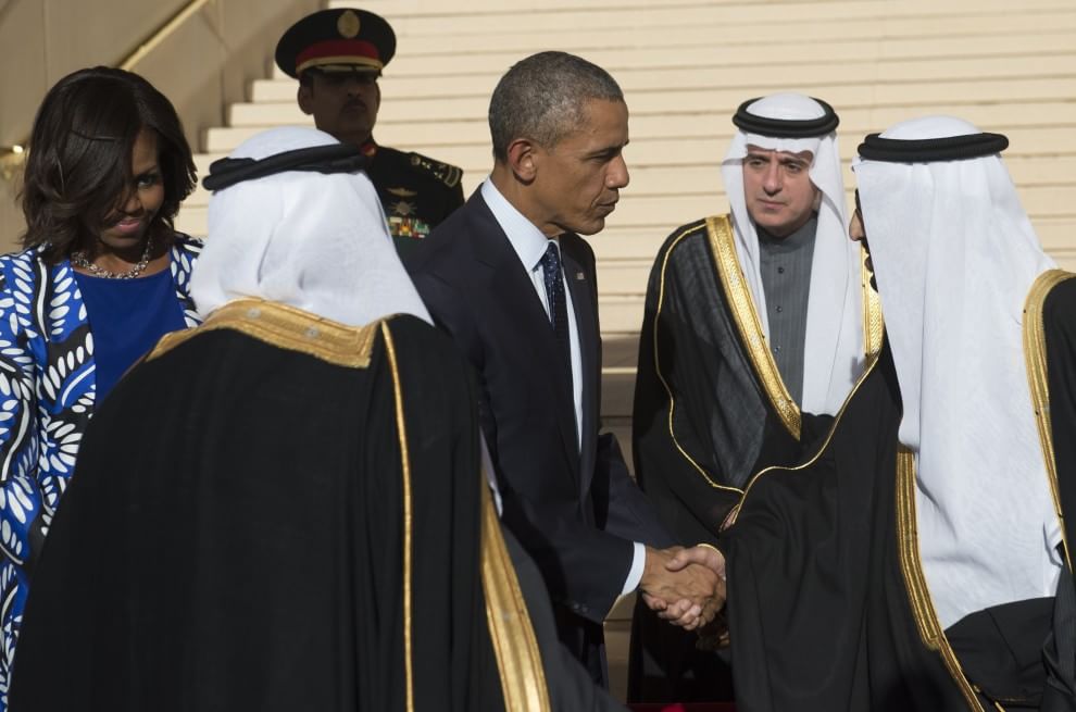 Arabia Saudita, Michelle Obama senza velo: oscurata